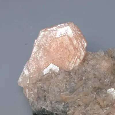 Apophyllit-Drusenkristalle und Stilbit 178 g, Indien