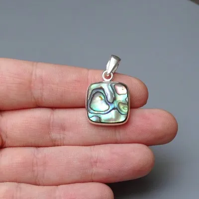 Abalone/Paua shell pendant 3.8g, New Zealand