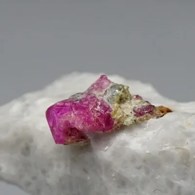 Rubín přírodní minerál v matrixu 23g, Afganistán