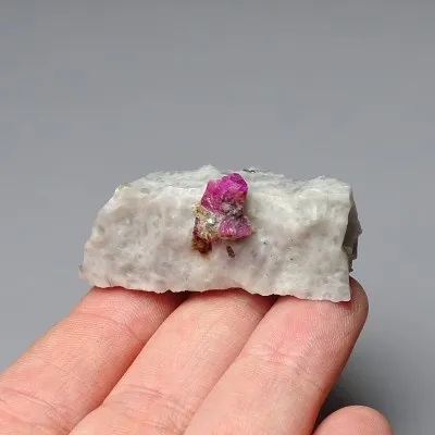 Rubín přírodní minerál v matrixu 23g, Afganistán