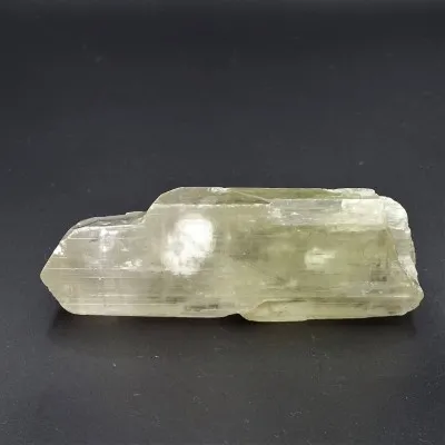 Hiddenite (gelbgrüner...