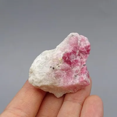 Tugtupit, seltenes Mineral 25,7g, Fluoreszenz unter UV, Grönland