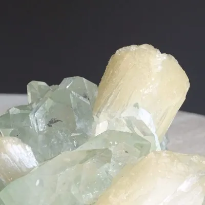 Apophyllit-Drusenkristalle und Stilbit 285g, Indien