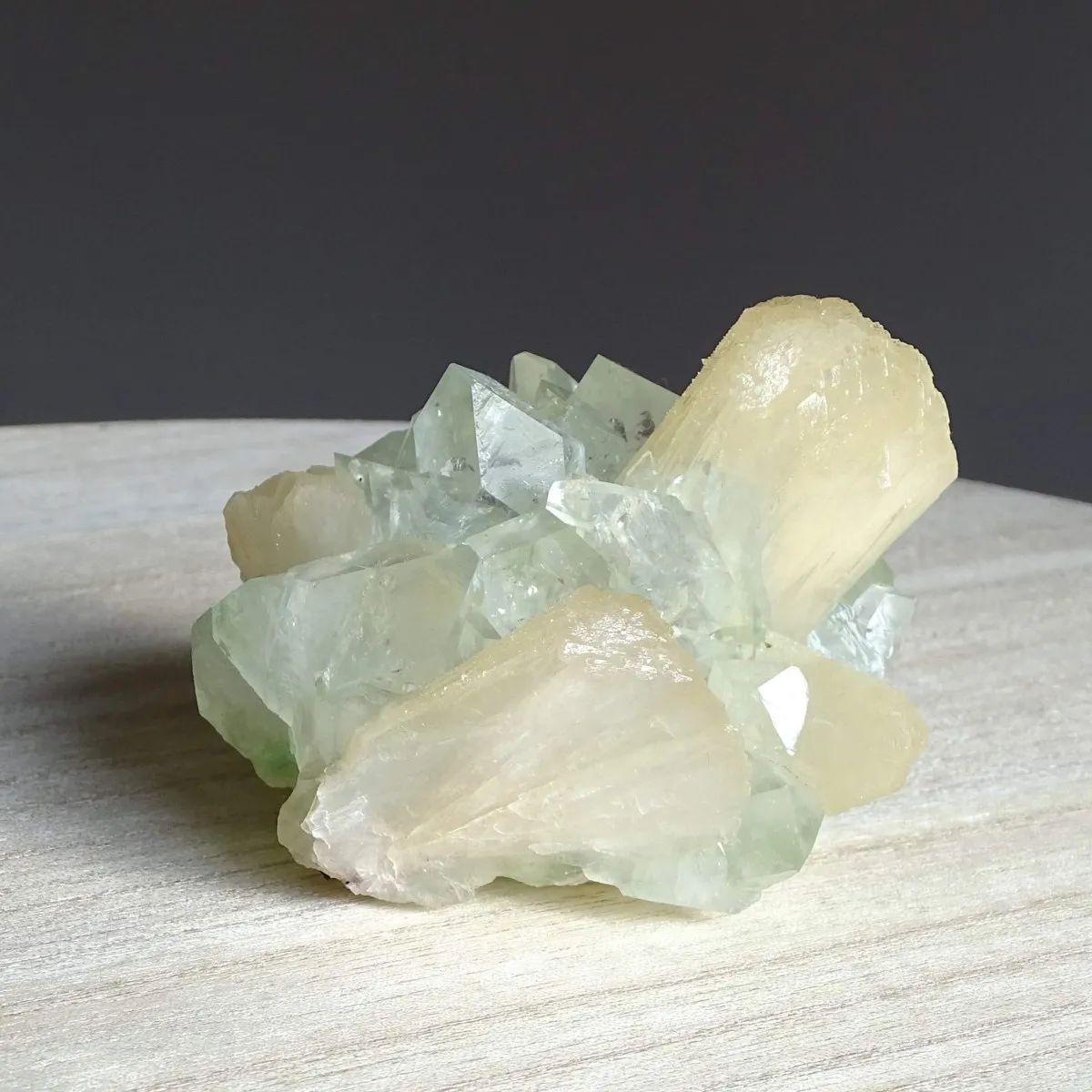 Apophyllit-Drusenkristalle und Stilbit 285g, Indien