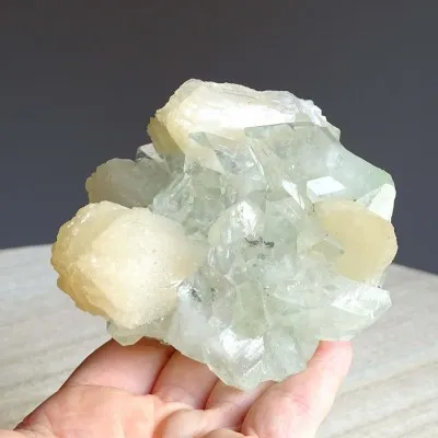 Apophyllit-Drusenkristalle und Stilbit 285g, Indien