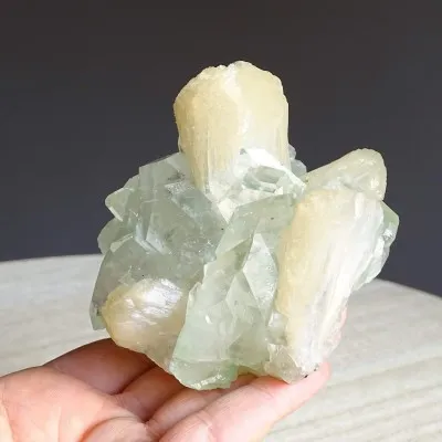 Apophyllit-Drusenkristalle und Stilbit 285g, Indien