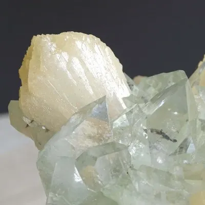 Apophyllit-Drusenkristalle und Stilbit 285g, Indien