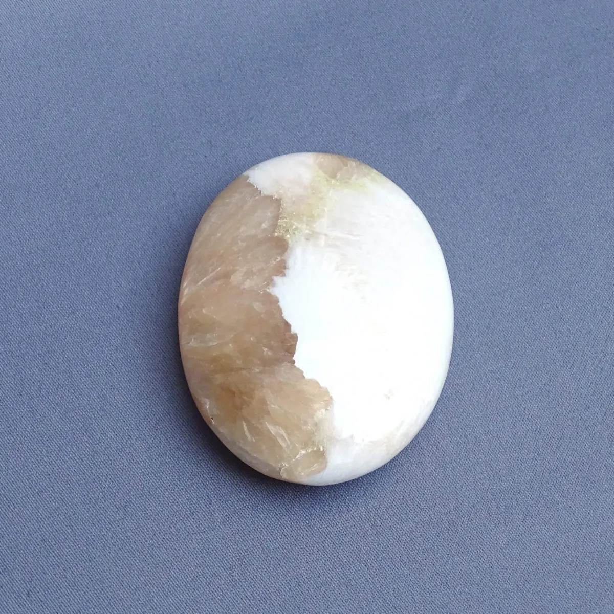 Scolecite polished 55g, India | Minerals-Stones®