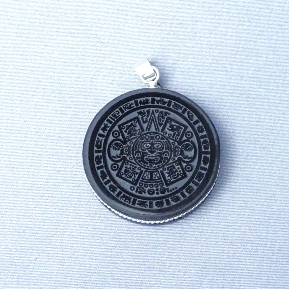 Amulett aus Obsidian – Anhänger, Mexiko (Aztekisches Symbol)