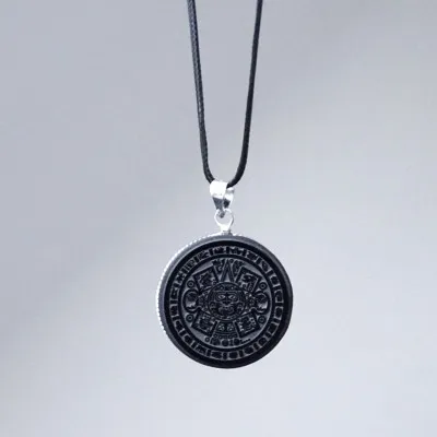 Amulett aus Obsidian – Anhänger, Mexiko (Aztekisches Symbol)