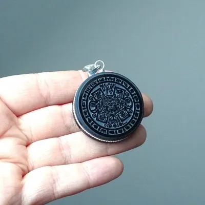 Amulett aus Obsidian – Anhänger, Mexiko (Aztekisches Symbol)