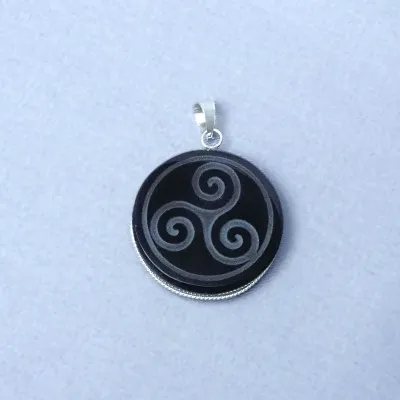 Schamanisches Amulett aus Obsidian – Anhänger, Mexiko (Triskelion-Symbol)
