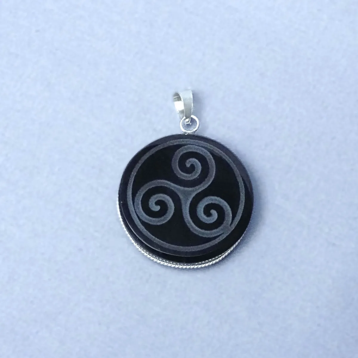 Schamanisches Amulett aus Obsidian – Anhänger, Mexiko (Triskelion-Symbol)