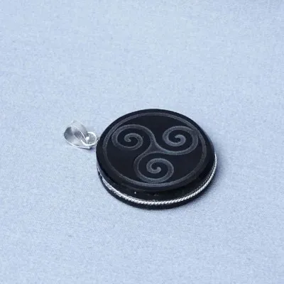 Schamanisches Amulett aus Obsidian – Anhänger, Mexiko (Triskelion-Symbol)