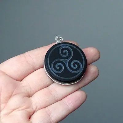 Obsidián šamanský amulet - přívěšek, Mexiko (Symbol triskelion)