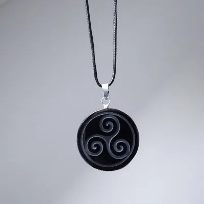 Schamanisches Amulett aus Obsidian – Anhänger, Mexiko (Triskelion-Symbol)