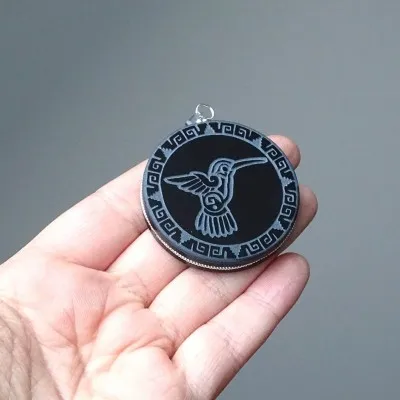 Schamanisches Amulett aus Obsidian – Anhänger, Mexiko (Kolibri-Symbol)