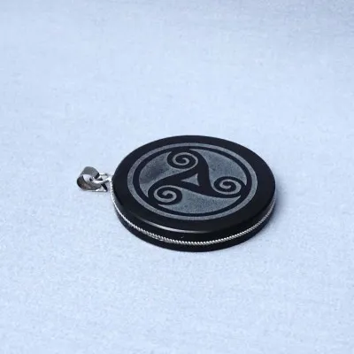 Schamanisches Amulett aus Obsidian – Anhänger, Mexiko (Triskelion-Symbol)