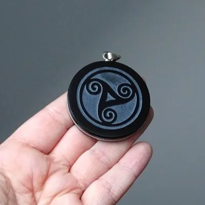 Obsidián šamanský amulet - přívěšek, Mexiko (Symbol triskelion)