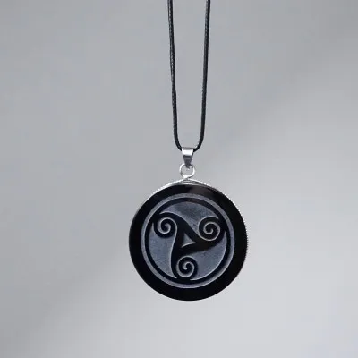 Obsidián šamanský amulet - přívěšek, Mexiko (Symbol triskelion)