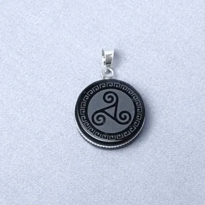 Schamanisches Amulett aus Obsidian – Anhänger, Mexiko (Triskelion-Symbol)