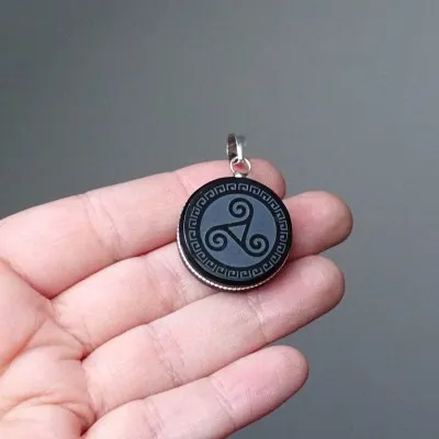 Obsidián šamanský amulet - přívěšek, Mexiko (Symbol triskelion)
