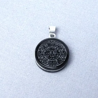 Obsidián šamanský amulet - přívěšek, Mexiko (Aztécký kalendářní kámen)