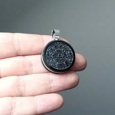 Schamanisches Amulett aus Obsidian – Anhänger, Mexiko (Aztekisches Symbol)