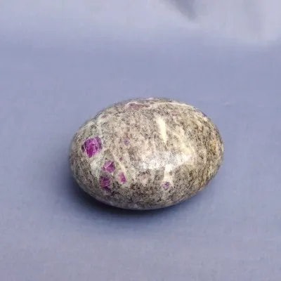 Rubin in Albit poliert 133g, Indien MINERALS-STONES®