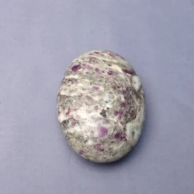 Rubín v albitu hmatka leštěná 127g, Indie MINERALS-STONES®
