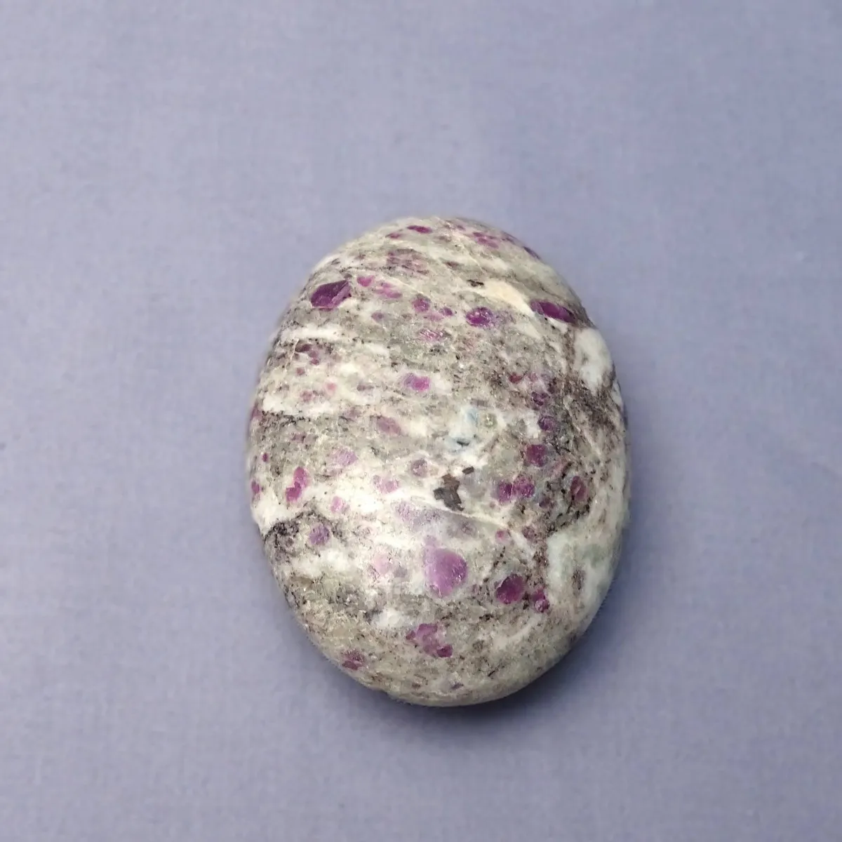 Rubín v albitu hmatka leštěná 127g, Indie MINERALS-STONES®