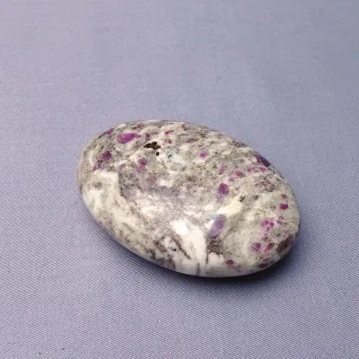 Rubin in Albit poliert 127g, Indien MINERALS-STONES®