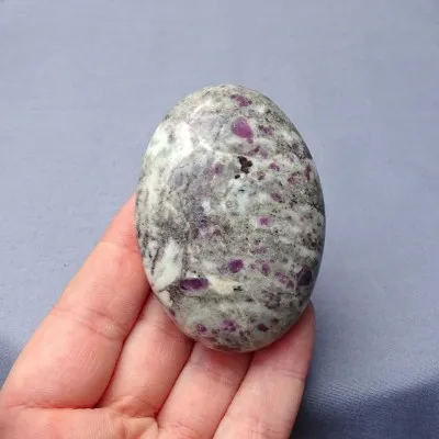 Rubin in Albit poliert 127g, Indien MINERALS-STONES®