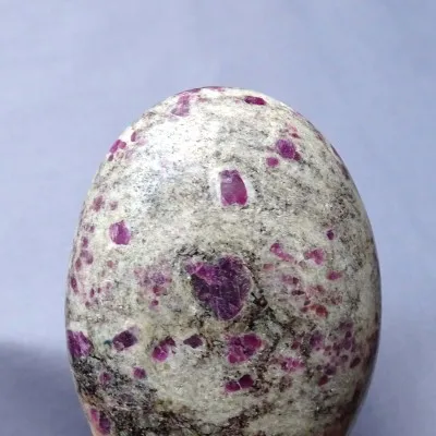 Rubín v albitu hmatka leštěná 135g, Indie MINERALS-STONES®