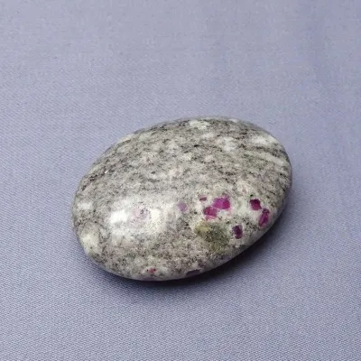 Rubin in Albit poliert 80g, Indien MINERALS-STONES®