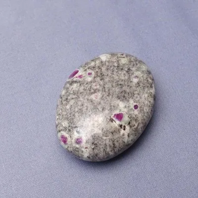 Rubín v albitu hmatka leštěná 80g, Indie MINERALS-STONES®