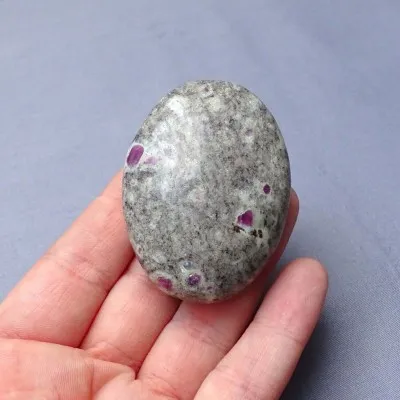 Rubin in Albit poliert 80g, Indien MINERALS-STONES®
