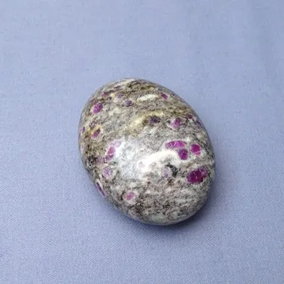 Rubin in Albit poliert 124g, Indien MINERALS-STONES®