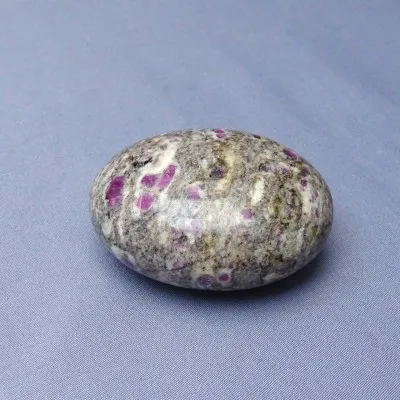 Rubín v albitu hmatka leštěná 124g, Indie MINERALS-STONES®