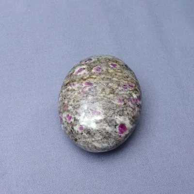Rubin in Albit poliert 124g, Indien MINERALS-STONES®