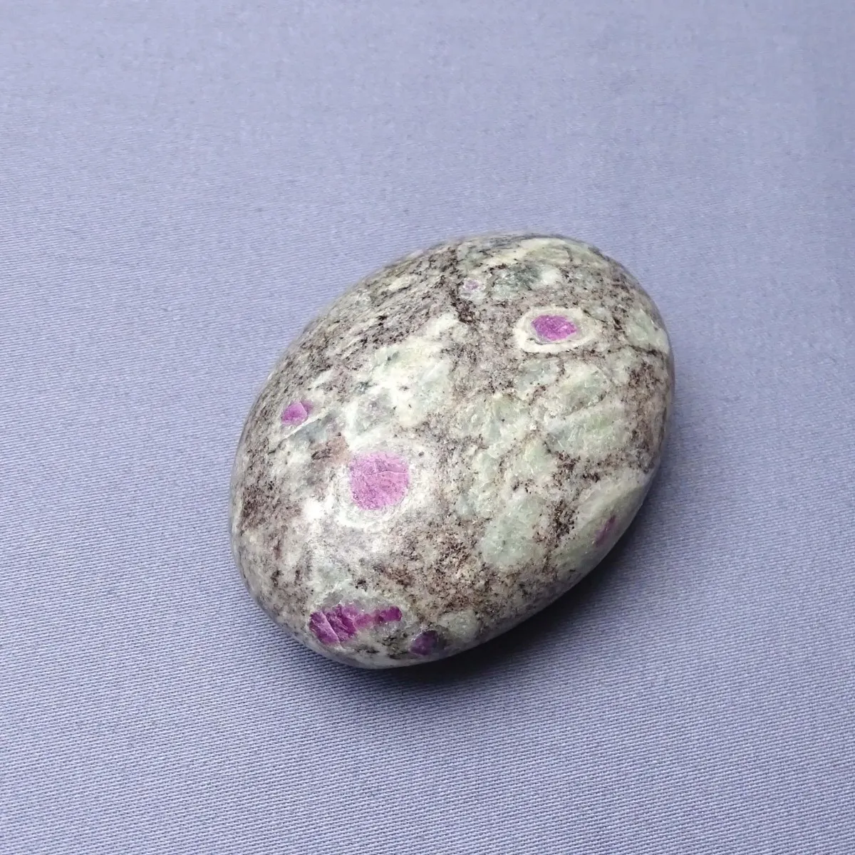 Rubín v albitu hmatka leštěná 98g, Indie MINERALS-STONES®