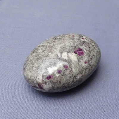 Rubín v albitu hmatka leštěná 150g, Indie MINERALS-STONES®