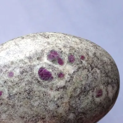 Rubín v albitu hmatka leštěná 150g, Indie MINERALS-STONES®