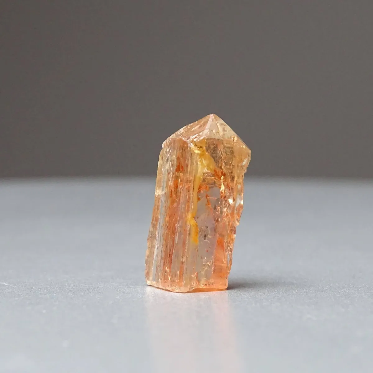 Topaz imperial přírodní krystal 2,5g, Brazílie | MINERALS-STONES®