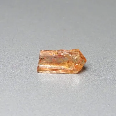 Topaz imperial přírodní krystal 2,5g, Brazílie | MINERALS-STONES®