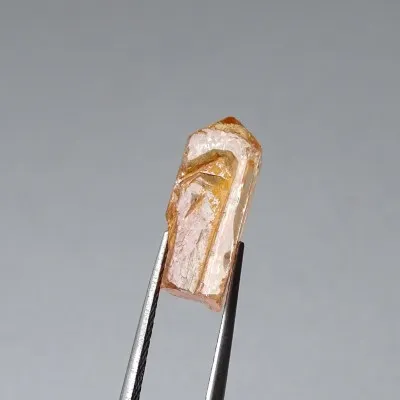 Topaz imperial přírodní krystal 2,5g, Brazílie | MINERALS-STONES®
