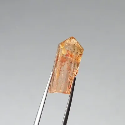 Topaz imperial přírodní krystal 2,5g, Brazílie | MINERALS-STONES®