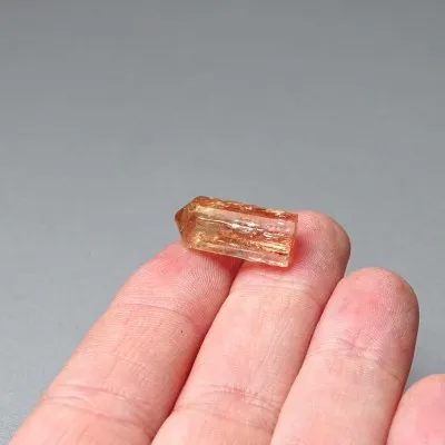 Topaz imperial přírodní krystal 2,5g, Brazílie | MINERALS-STONES®
