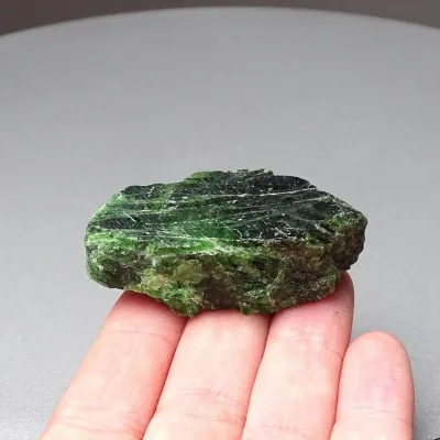 Chromdiopsid přírodní minerál top kvalita 41g, Rusko