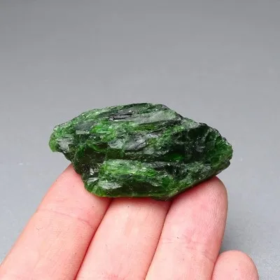 Chromdiopsid přírodní minerál top kvalita 23g, Rusko